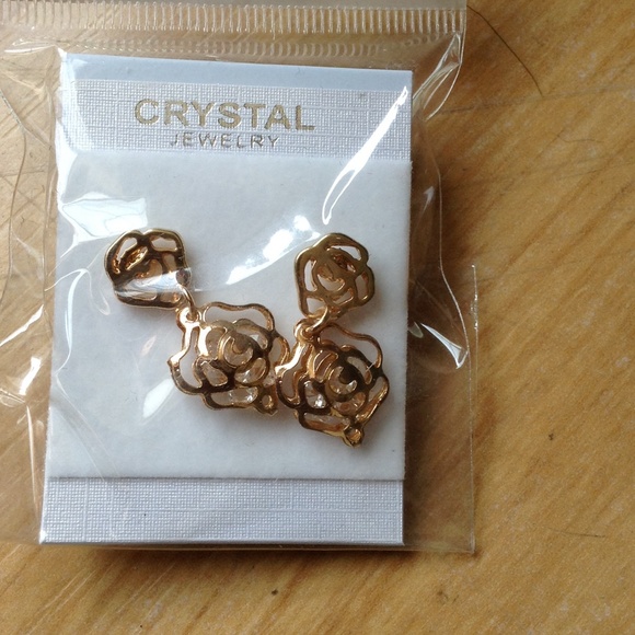 Dangly rose earrings with velvet earring display