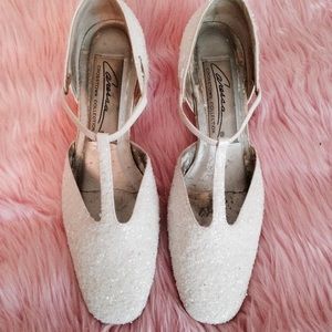 White vintage glittery t bar kitten heels💕