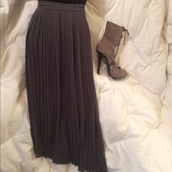 ✂️PRICE CUT✂️ ZARA Gray Pleated Asymmetrical Skirt - Picture 3 of 4