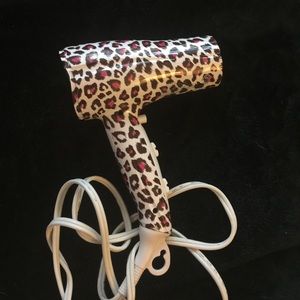Leopard blow dryer
