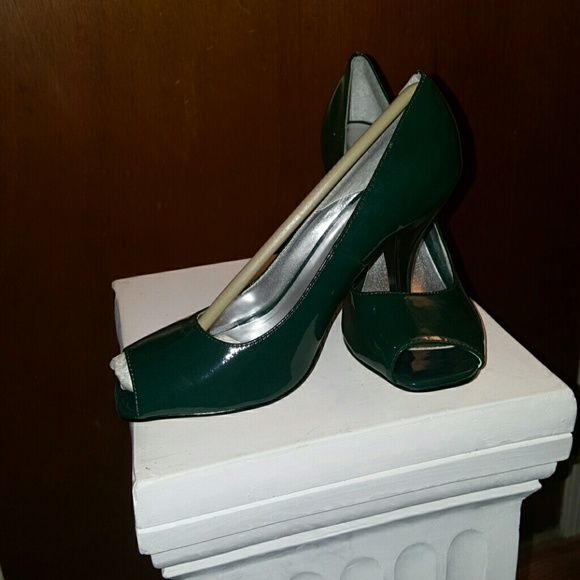 Open toe pumps