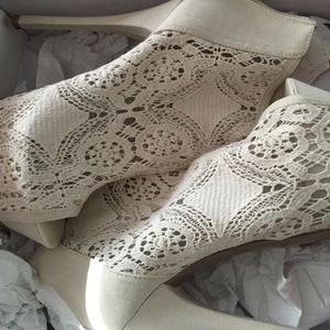 Shoe dazzle Beige Georgie booties