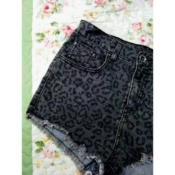 Cheetah print high waisted shorts⚫(FIRM PRICE)