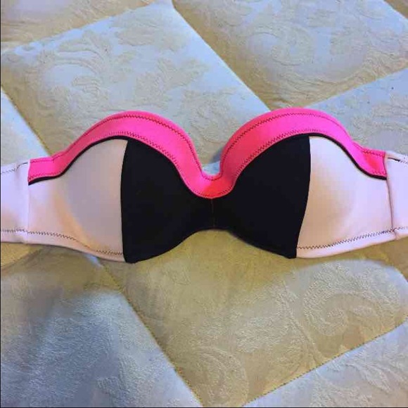 NWOT VICTORIAS  SECRET BIKINI TOP