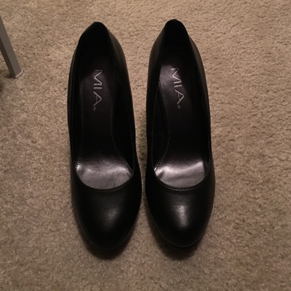 Black pumps