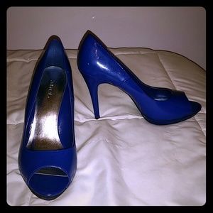 Blue peep-toe pumps