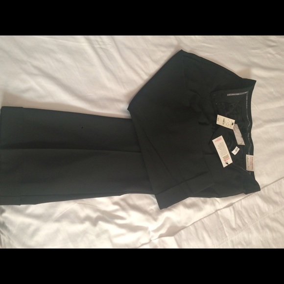 New black three-quarter slacks with pockets