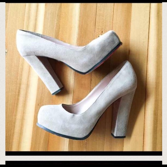 Betsy Johnson Suede Stacked Heels Sz 9