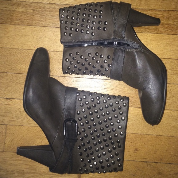 GREY SILVER STUDDED BOOTIES