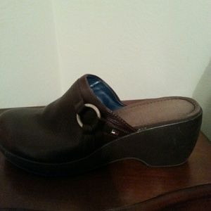 Tommy Hilfiger Clogs gently used minor scratches