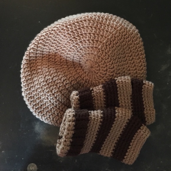 Hand knitted beanie with match thumb out gloves