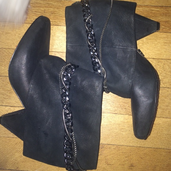 RACHEL ROY ANKLE BOOTIES WITH CHAIN