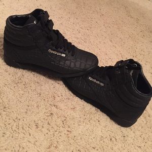NWT black reeboks