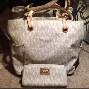 Michael Kors Jet Set Logo Tote