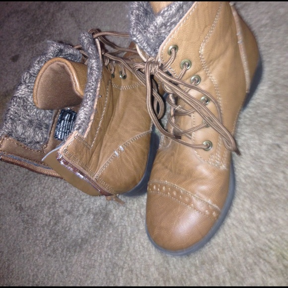 Combat boots. Zipper in the back.