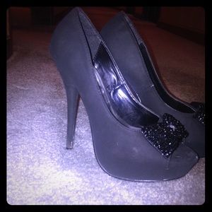 Black Bow pumps