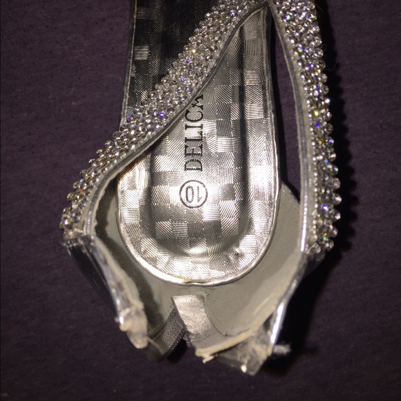 Silver heels - Picture 2 of 2