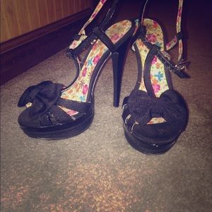 Black Platform Pumps