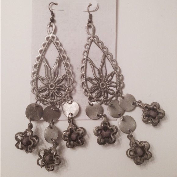 A brand new pair of fun lightweight earrings!🎊