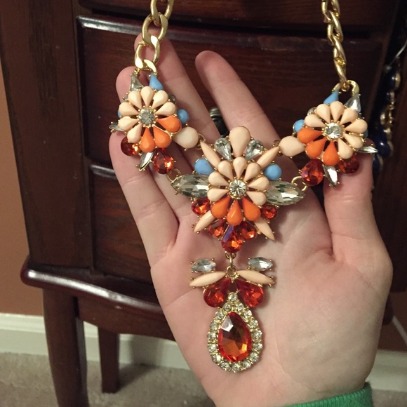Really pretty statement necklace!