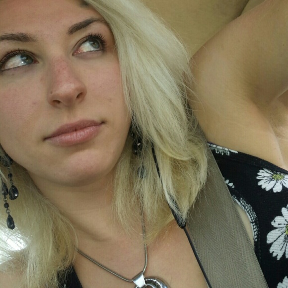 Meet your Posher, Lauren - Picture 2 of 4