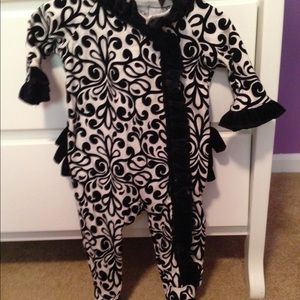 💥BUNDLE💥 Mudpie outfit and 2 pairs of Nikes