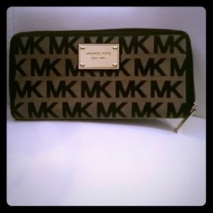 Micheal  kors signature wallet