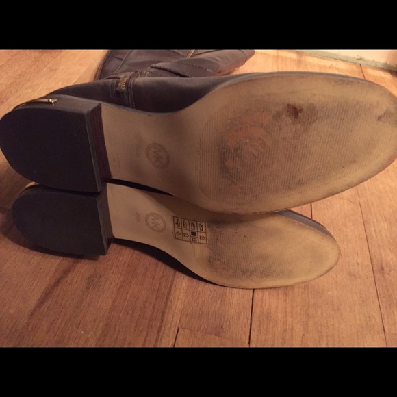 Size 8.5 Michael Kors Brown leather charm boot - Picture 3 of 3