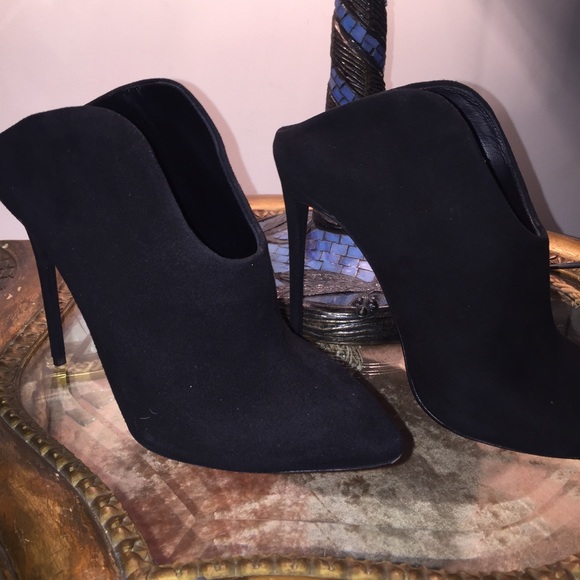 Giuseppe Zanotti Shoes - Flash sale❗️ Giuseppe Zanotti Booties 😍