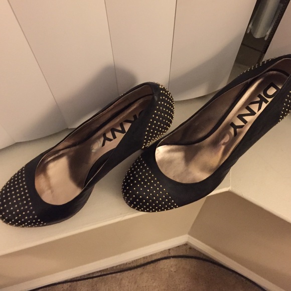 DKNY-C Black pump with gold detail