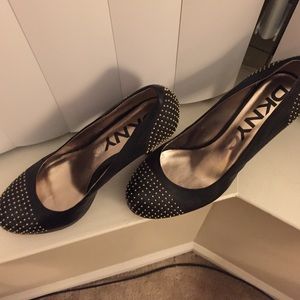 DKNY-C Black pump with gold detail