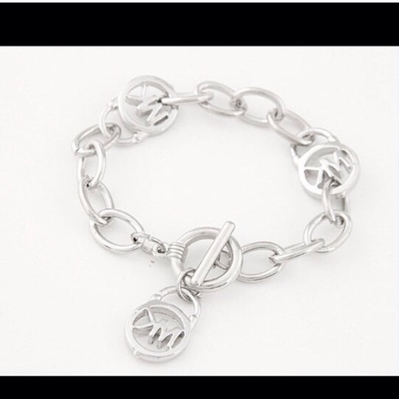 Silver fashion bracelet