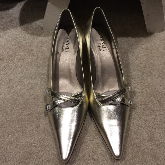 Gold Pump/kitten heel