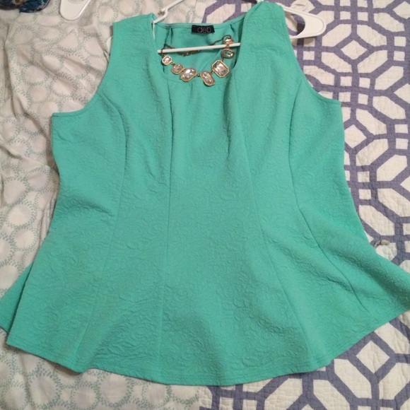 Mint peplum top w necklace