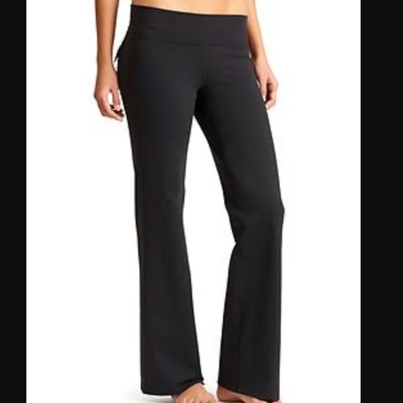 black yoga pants with pockets