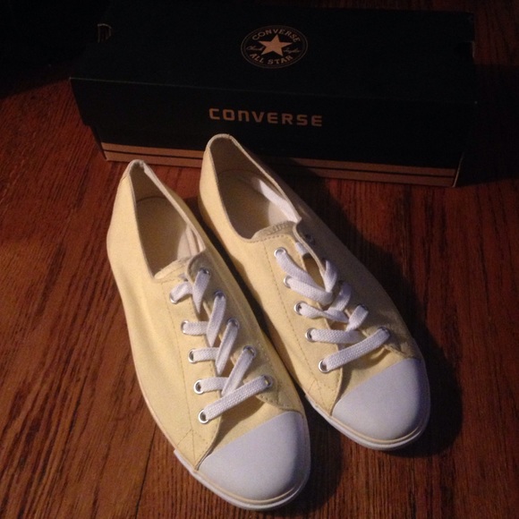 Brand new Yellow low top converse🍌🍌🍌