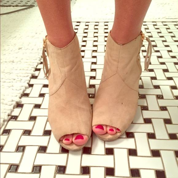 Dolce Vita Size 8 peep toe wedges.