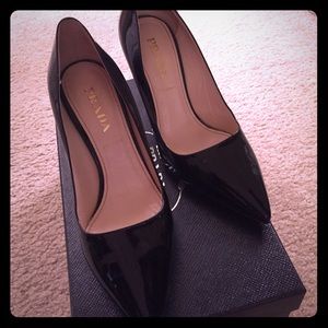 Authentic Prada leather pointy pump. Heel:6cm