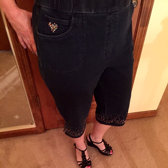 Quacker Factory denim capri's with stud details!