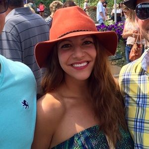 Meet your Posher, Monica