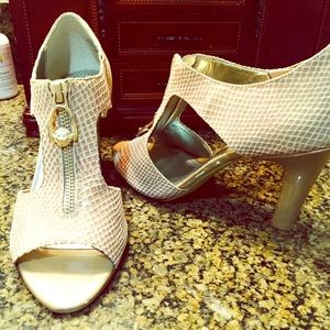 Anne Klein nude beautiful heels