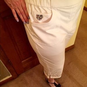 NWT, Quacker Factory, white capris with studding!
