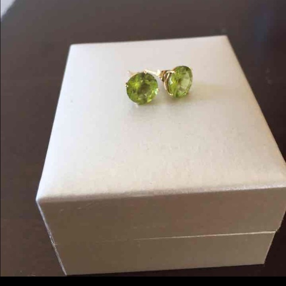 14k yellow gold with peridot stone