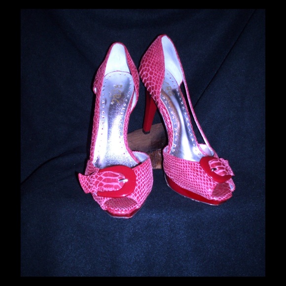 BCBG Paris "Mylo" PLATFORM PUMPS... WoWZaa