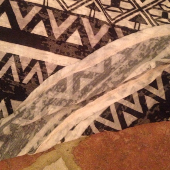 Super soft! Aztec/tribal print tanktop - Picture 4 of 4