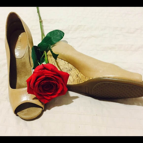 Aerosoles brown open toe wedges.