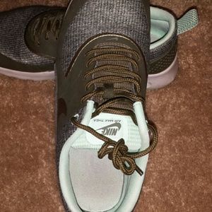 Nike thea