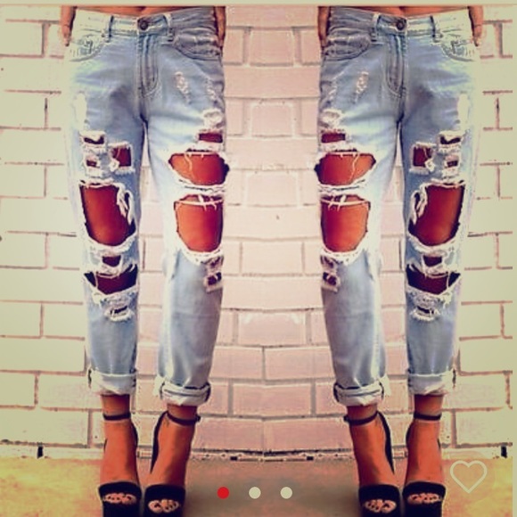 CUTE Distressed Jeans .