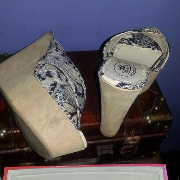Sandals - Picture 3 of 3