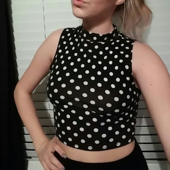 Black&white polk a dot crop top!